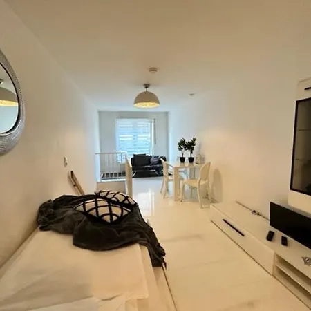 Top Lage I Schokoladenmusem I Einfaches Souterrain Apartment *