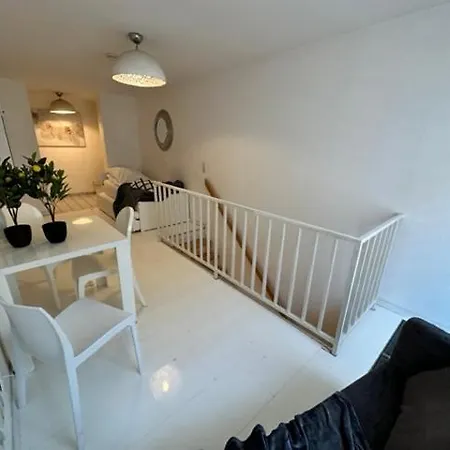 Top Lage I Schokoladenmusem I Einfaches Souterrain Appartement Cologne