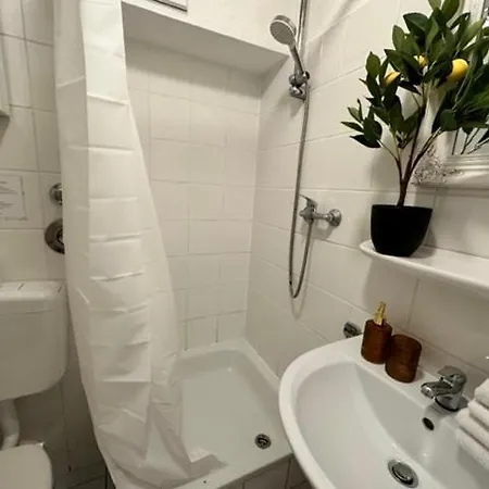 Top Lage I Schokoladenmusem I Einfaches Souterrain Appartement Cologne